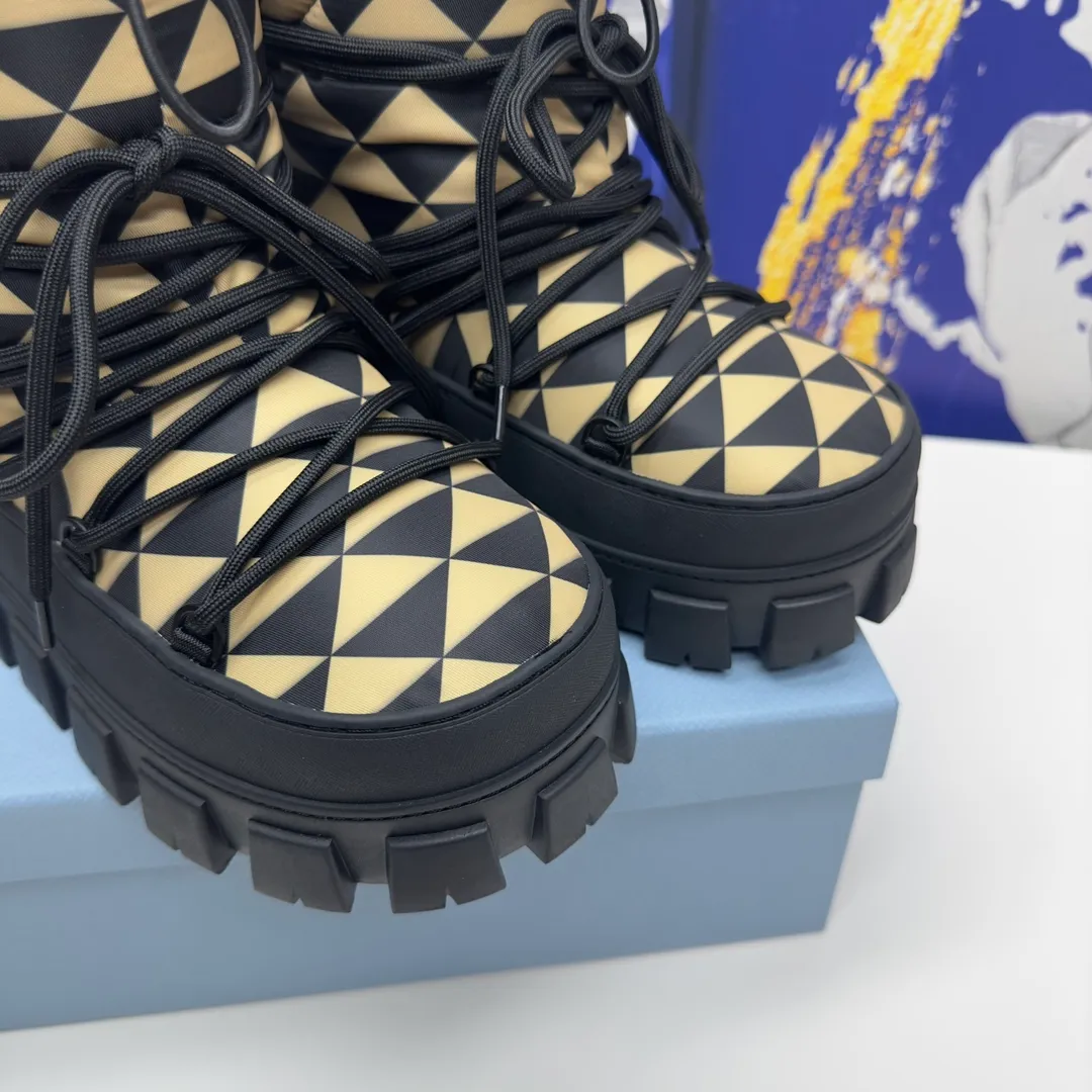 👟👟Ex-factory price 660👟👟 The highest version on the market, Prada's king style, snow boots, ski boots, chubby, so cute and cute →_→ From the Prada limited series, unique. Shiny nylon Oblique upper with criss-cross straps for an ideal fit. The boots are made of technical fabric and have a short-cut version. They can be worn in the city or in the mountains. They make the calves slimmer, taller, warmer and have a concave shape. The boots and soles use the original waterproof effect. The size is 35-40. 41Customized